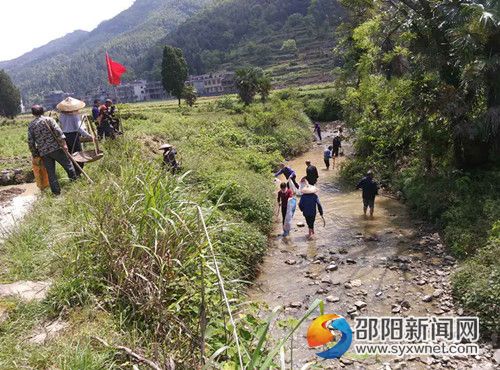 广溪村党员义务劳动现场