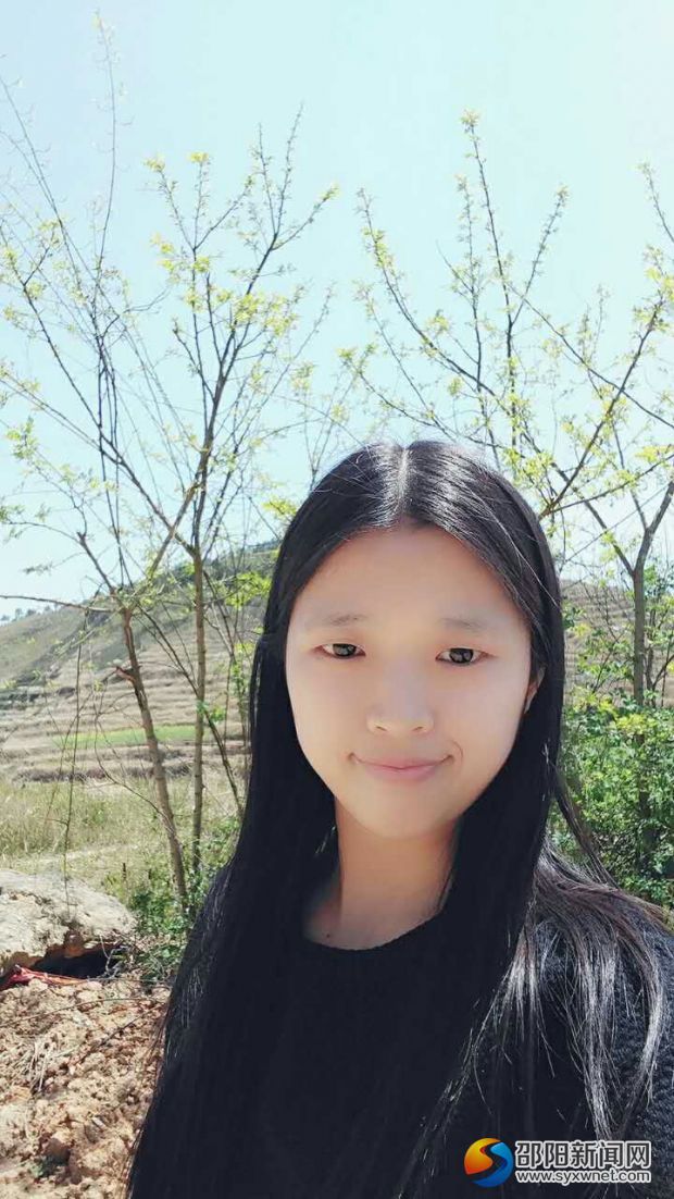李立亚在村里思考发展规划