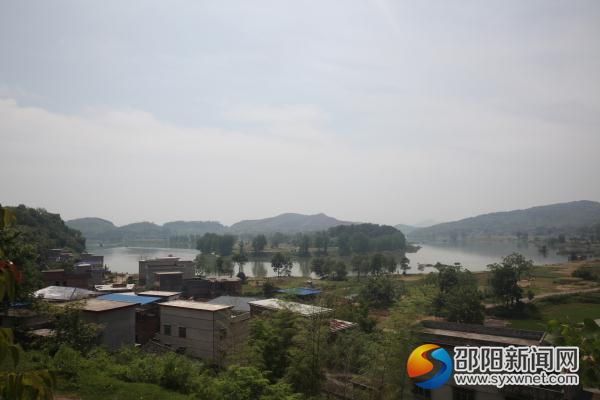 北山镇观音塘村的神仙坳上,出土的几何形图案汉墓砖