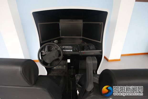 汽车驾驶模拟器。