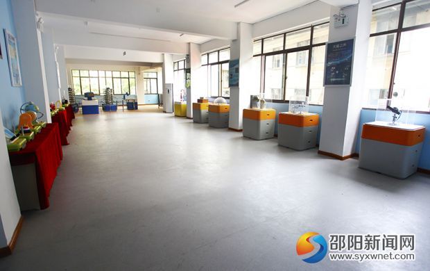 宽敞的科技展厅内,各项科技展品已摆放到位,等待最后的扫尾工作。