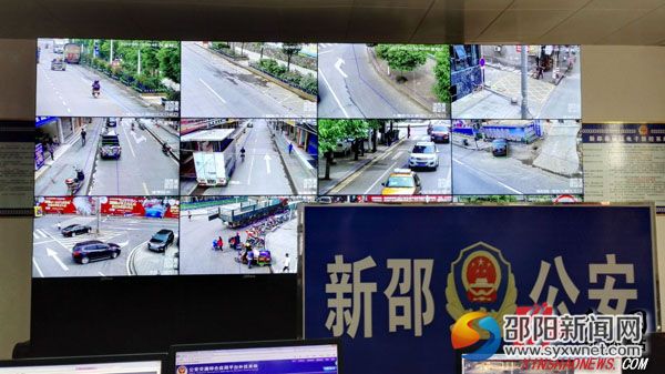 图为交警指挥中心副本