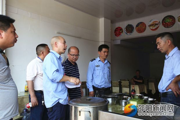 联合执法组人员在餐饮场所现场执法