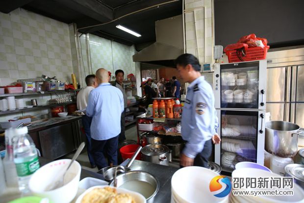 执法人员在饭店厨房现场检查