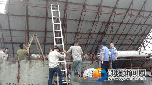 执法人员跟踪监督大型户外广告拆除