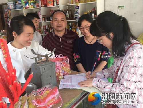 省疾控中心专家到六都寨镇农户家里核查。