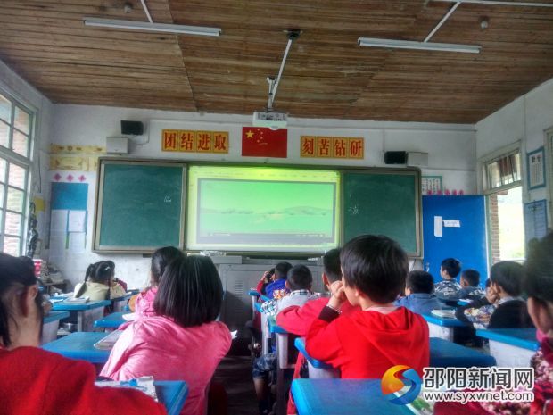 观看防溺水警示教育专题片