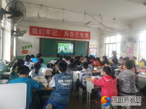 各班观看防溺水安全教育专题片