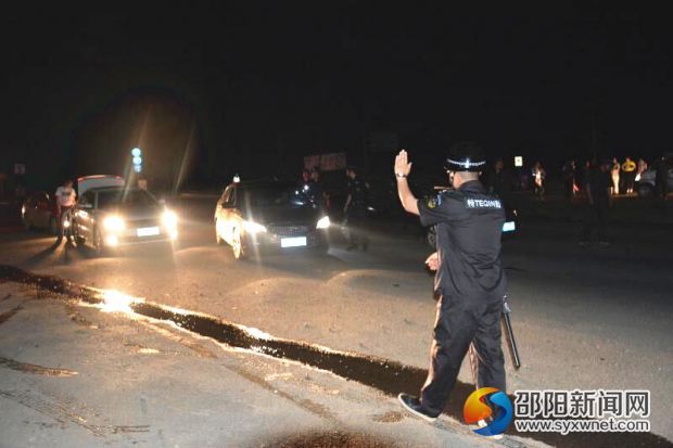设卡严查过往车辆
