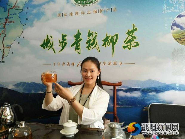 图为现场展示青钱柳产品