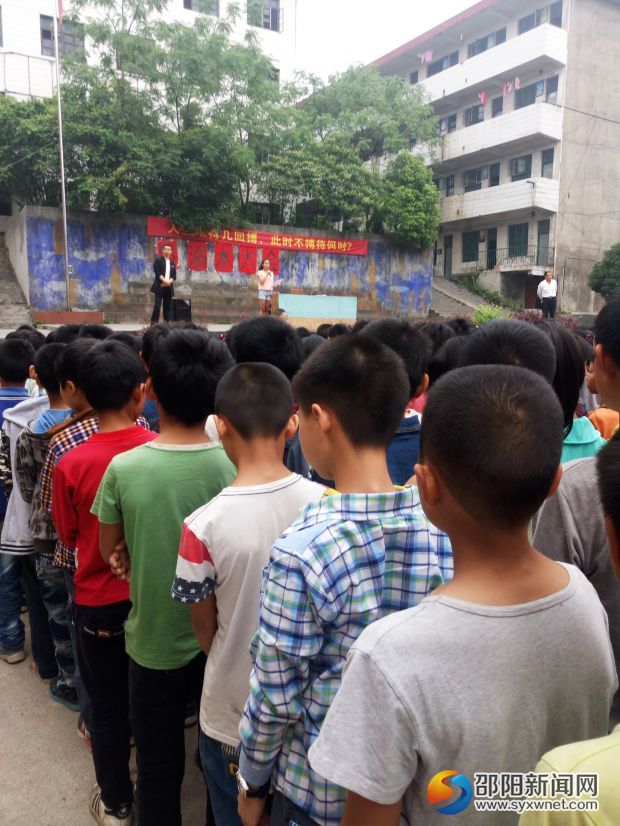 学生代表谭玮风发言