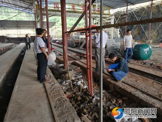 荷香桥镇工作人员正在进行安全生产全方位大排查