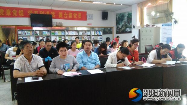 家长和学生在听课