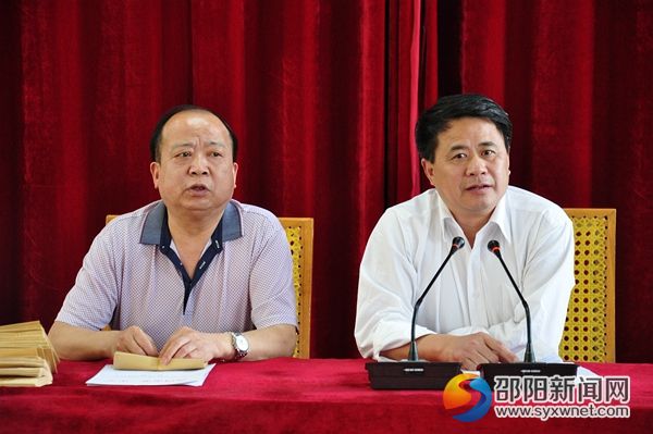 上图为该校校长刘力平(图右)、书记周乐庆(图左)在宣读表彰通报