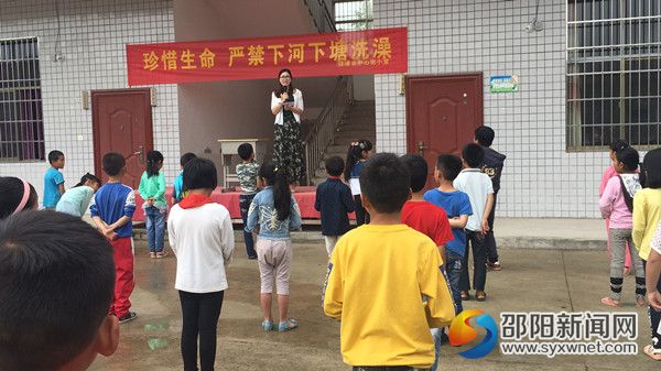 林老师带领同学们大声朗读&ldquo;防溺水六不准&rdquo;