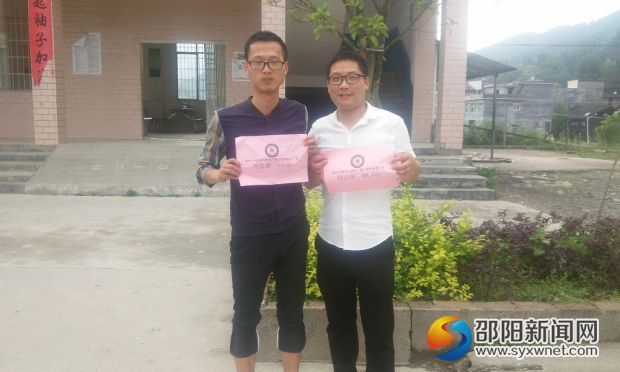 图为获万元重奖的老师