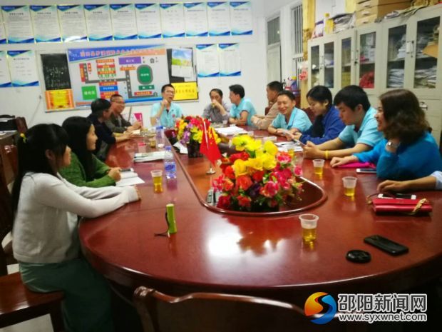 学校领导与志愿者共商帮扶方案