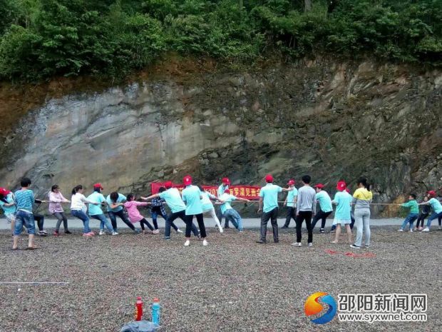 志愿者与瑶乡娃快乐游戏