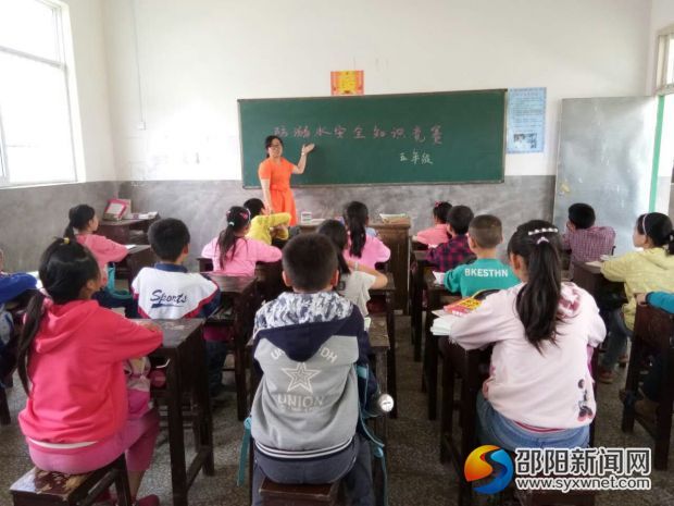五年级举行防溺水安全知识竞赛