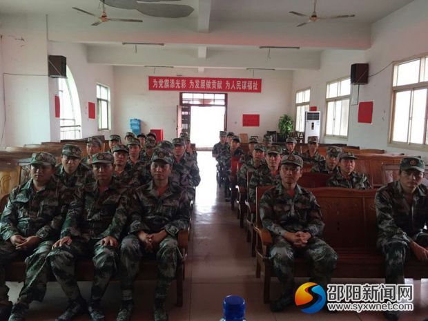 图一 民兵在上政治教育课