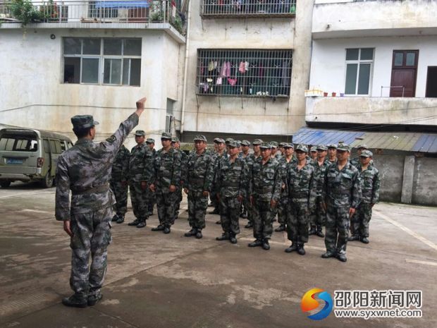 图二 民兵进行队列训练