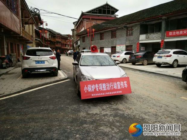 图为宣传车在小沙江镇宣传