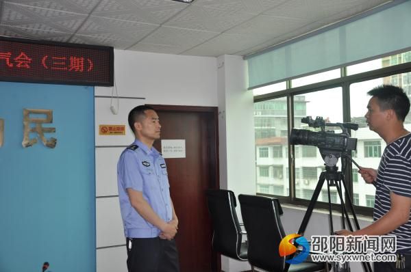 教导员阳学军接受记者采访