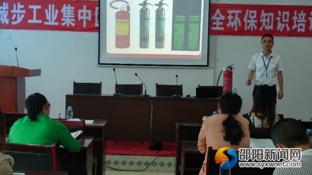 图为省肖协教官在讲解消防知识_meitu_2