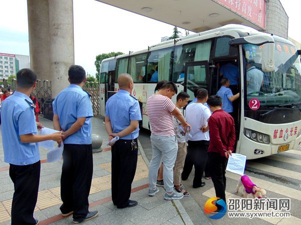 图为县交警大队等单位干部职工排队献血