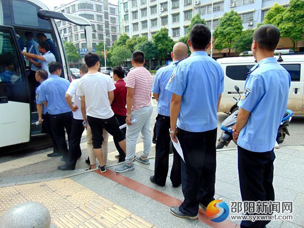 图为县交警大队等单位干部职工排队献血1