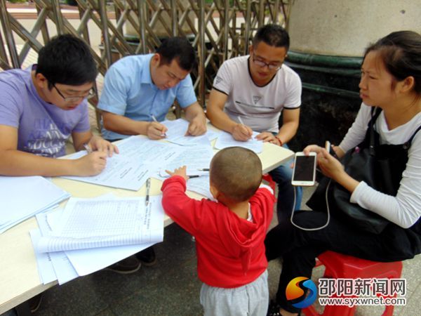 图为献血登记现场
