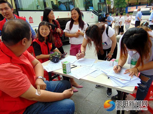 图为献血登记现场1