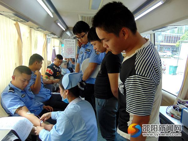 图为献血现场