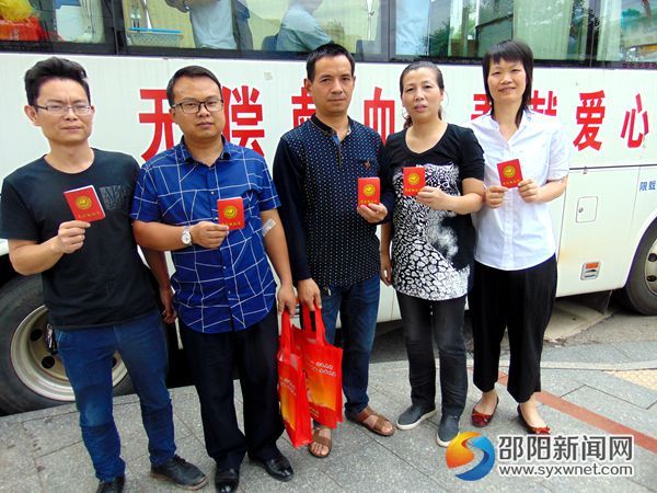 图为县城乡规划管理局干部职工成功献血合影