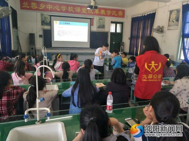 图为志愿者讲师在为学生上儿童五防课