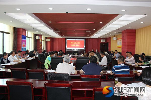 图为县国税局营改增税收负责人解读建筑和房地产税收一体化管理办法