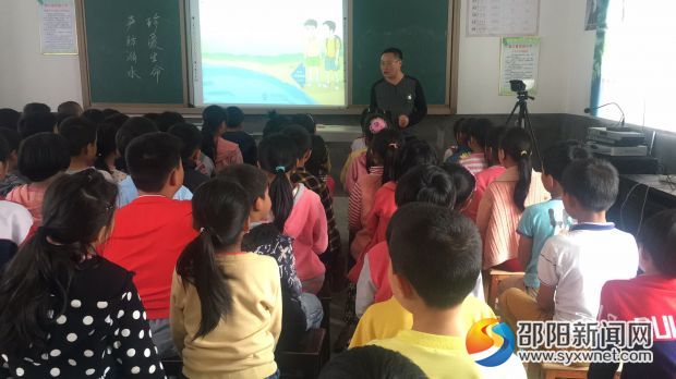学生观看防溺水视频