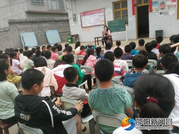 2017年5月26日隆回县桃洪镇合共小学举行“珍爱生命平安石门”专题讲座01
