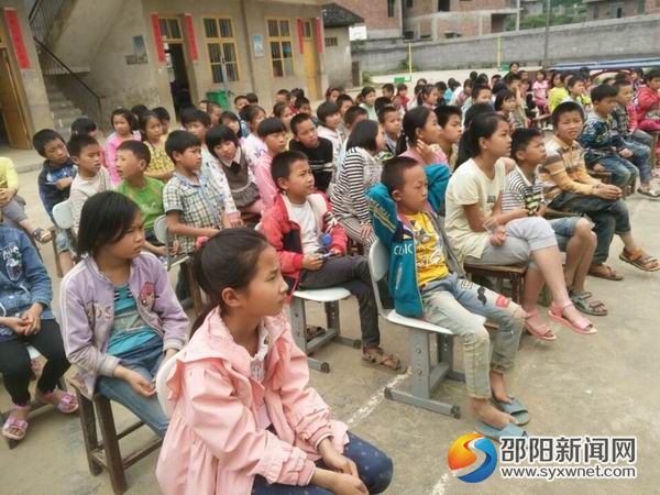 2017年5月26日隆回县桃洪镇合共小学举行“珍爱生命平安石门”专题讲座04