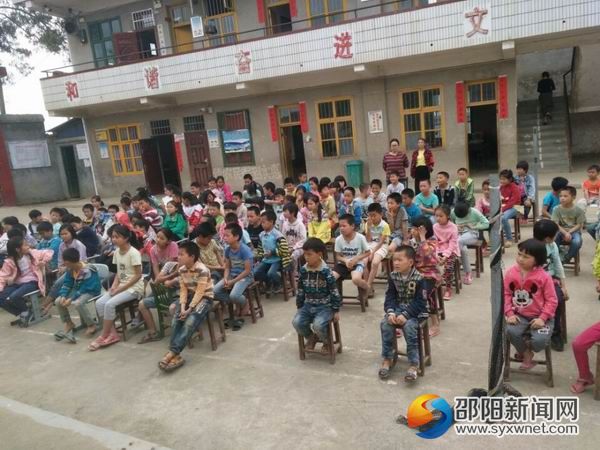 2017年5月26日隆回县桃洪镇合共小学举行“珍爱生命平安石门”专题讲座05