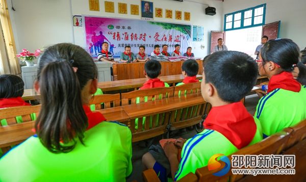 图为慰问现场