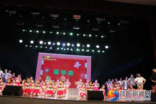 金鹰卡通幼儿园舞蹈《自己的事情自己做》辅导老师:肖艳萍、陈小洁2