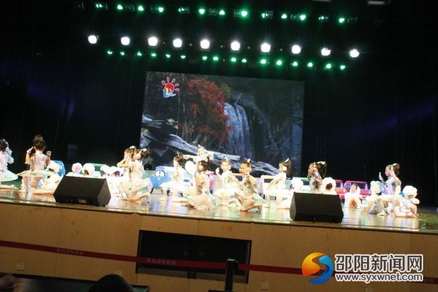 县幼儿园舞蹈《美丽家园从健康呼吸开始》辅导老师 胡雪娇2