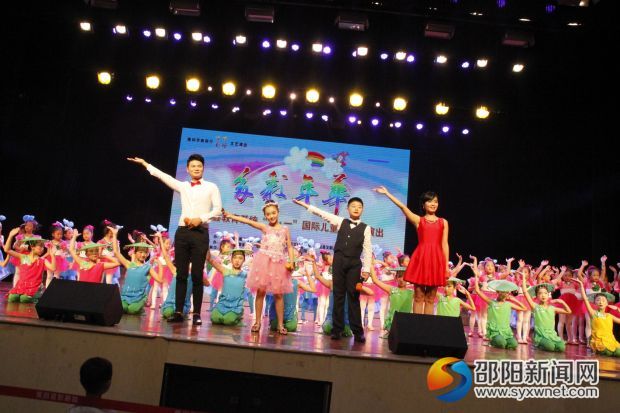 四位主持人和部分表演学生合影