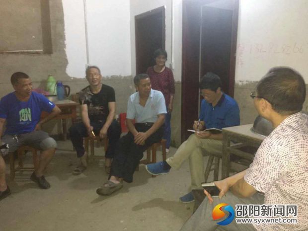 邵阳县委宣传部副部长、电视台台长朱纯(右二)率扶贫工作队访贫问苦