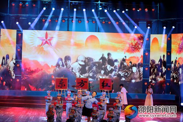 图为表演“东方红”节目