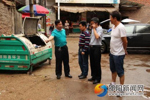 蒋兴东局长一行调研一中考点周边环境,并对摆放在学校大门口的城市垃圾移动回收站提出了整改意见