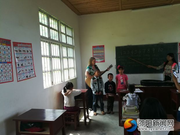萨莉给七岭孩子上课