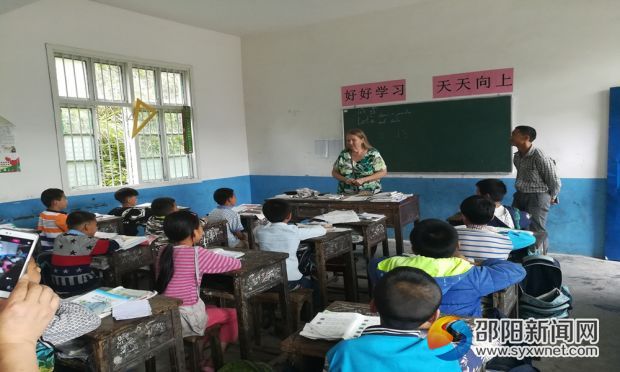 萨莉给八寨孩子上课