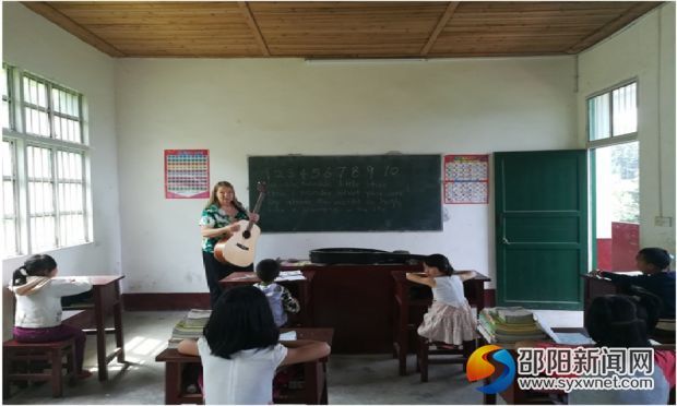 萨莉博士在七岭教学点给孩子们上课